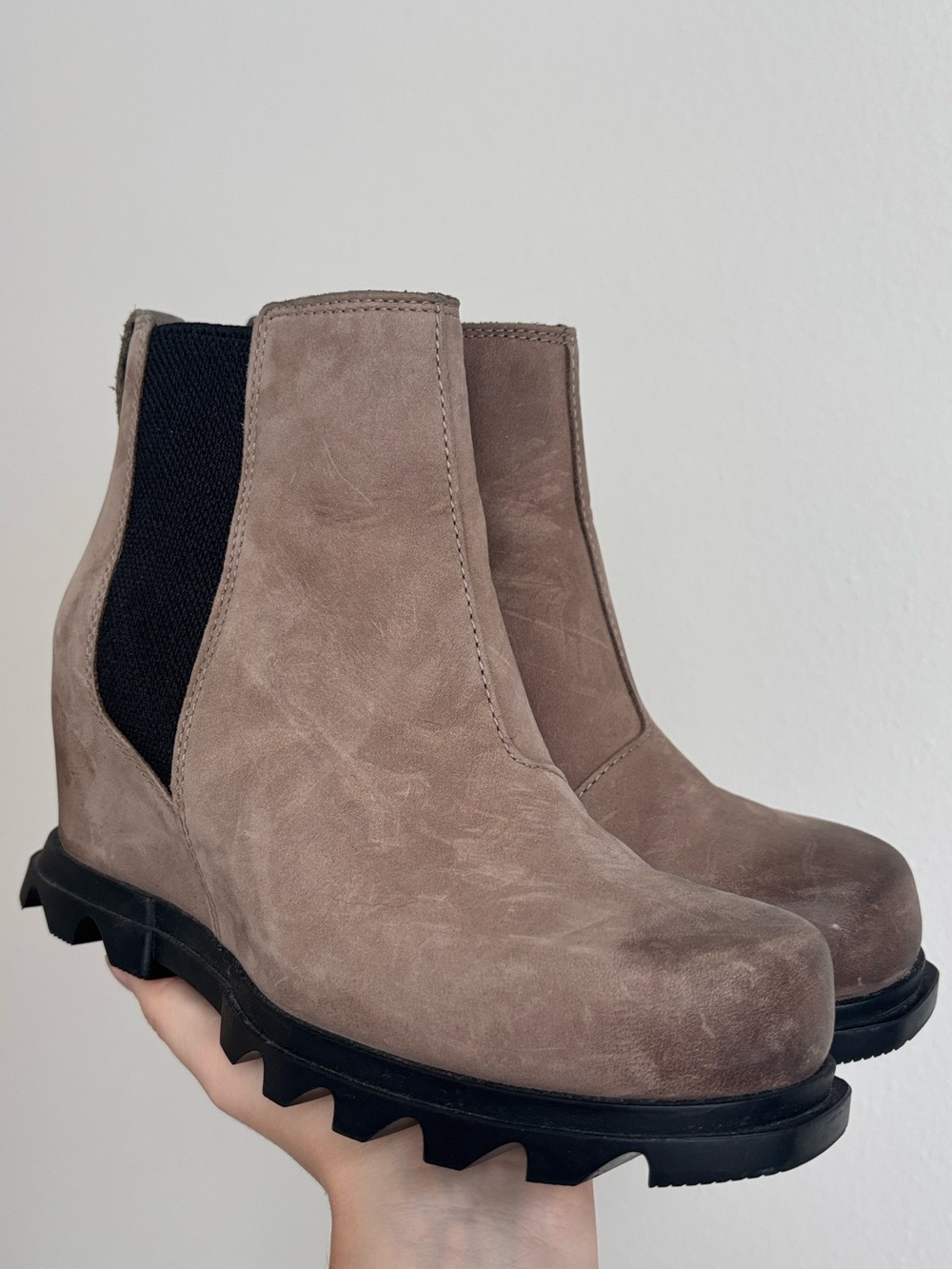 Sorel Women's Joan of Arctic Wedge III Chelsea Boots in a neutral taupe SZ 6.5